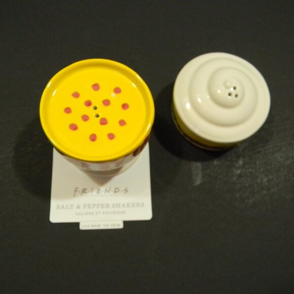 friends TV Series Salt Pepper Shakers Cake Pizza WB for Hallmark NWT - Picture 5 of 7